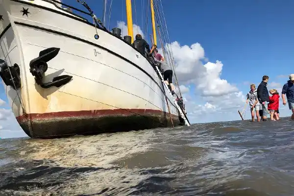 Zeilen en lopen over de wadbodem